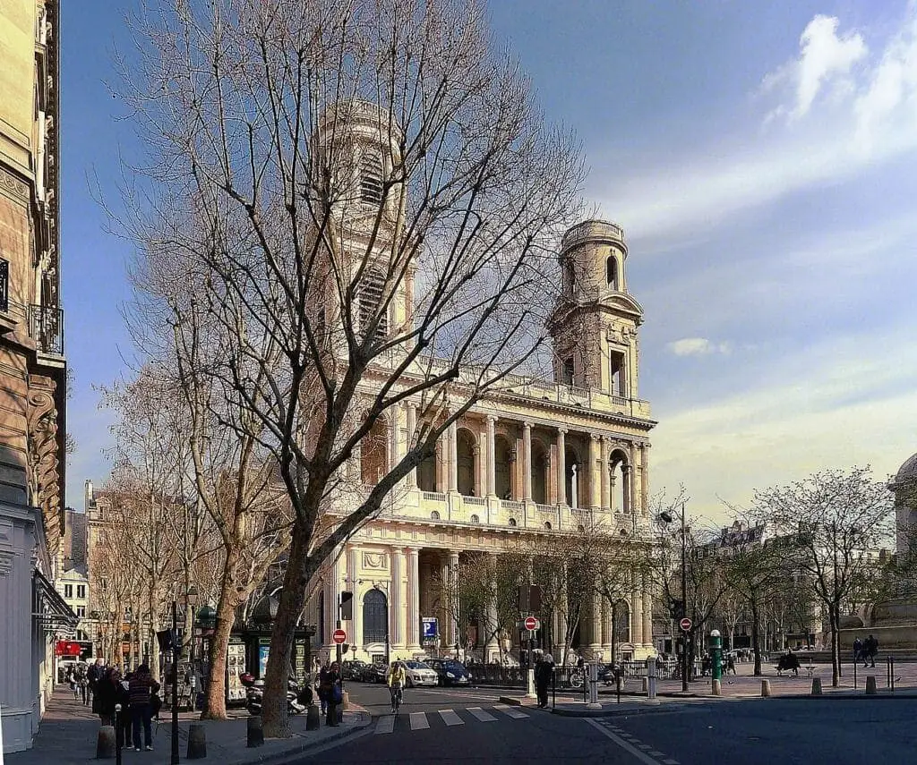 Église historique avec deux tours à Paris.