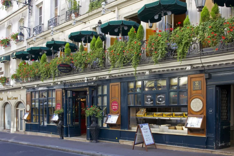 Devanture d'un café parisien fleuri traditionnel.