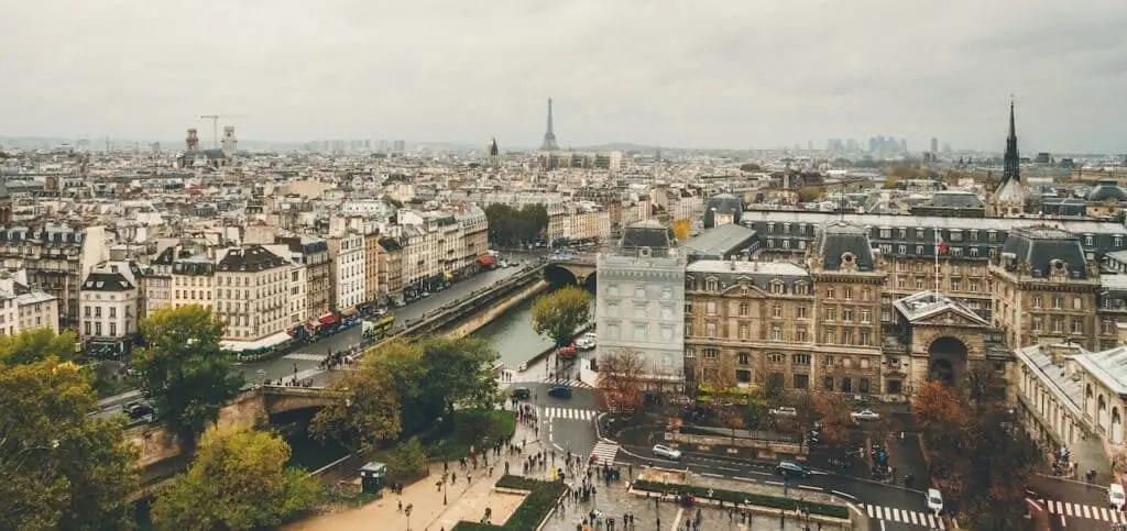Vue panoramique de Paris avec la Tour Eiffel.