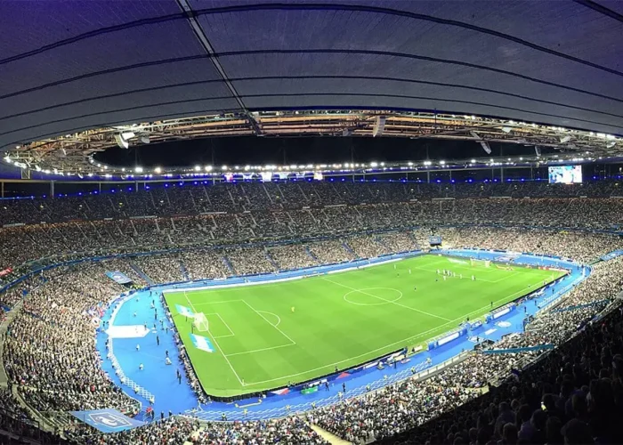 Match de football au Stade de France bondé.