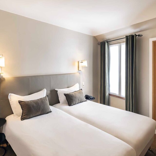 Et si on arrêtait le temps juste pour une nuit ici ?" ✨🌙

What if we could stop time… just for one night here?" ✨🌙

#PauseParfaite #DouceParenthèse #JustChill #HotelVibes #SlowLife #EscapadeParfaite #hotelaramis