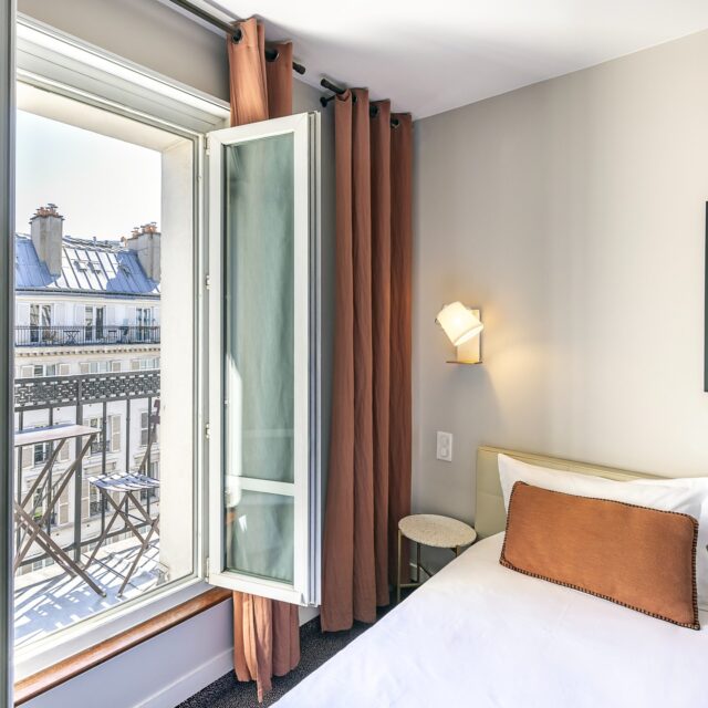 ☀️ Le soleil est de retour à Paris 🌇✨
Profitez d’un réveil lumineux et d’une vue typiquement parisienne depuis l’Hôtel Aramis 💛

☀️ The sun is back in Paris 🌇✨
Wake up to bright mornings and a quintessential Parisian view at Hotel Aramis 💛

#hotelaramis #Paris #SunnyParis #ParisianView #CityOfLight
