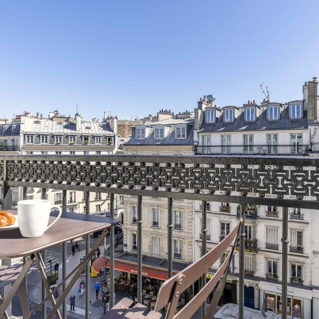 ☀️ Petit break ensoleillé sur les toits de Paris…
Un café, une brise légère, et cette vue qui fait tout oublier.

☀️ A little sunny break above the rooftops of Paris…
Coffee in hand, soft breeze, and a view that makes time stand still.

📷 @jfsylla 

#PauseParisienne #VueSurLesToits #BalconParfait #SoleilParisien #InstantDétente#hotelaramis