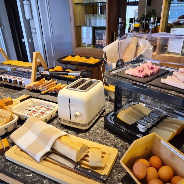 ☀️Buffet petit déjeuner continental : parce qu’un bon séjour commence toujours par un bon matin 🥖🥐☕️

#PetitDej #BuffetBreakfast #HotelLife #BreakfastGoals #MorningVibes #Foodstagram #hotelaramis