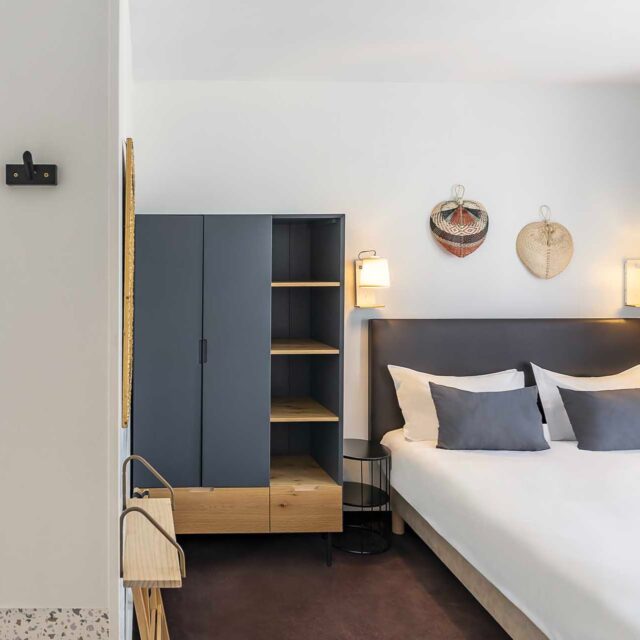 ☀️ Été à Paris, version chic & cosy
Bienvenue dans l’une de nos chambres supérieures, nichée au cœur du 6e arrondissement. L’allure parisienne, le confort absolu, et la lumière d’été qui s’invite par les fenêtres… ✨
Après une balade dans Saint-Germain-des-Prés, posez vos valises, ouvrez les fenêtres… et laissez Paris faire le reste. 🌿🗝️

📍Réservez votre échappée belle dès maintenant. L'été vous attend.

📷 @jfsylla 

 #Paris6 #HotelDeCharme #ÉtéÀParis #hotelaramis