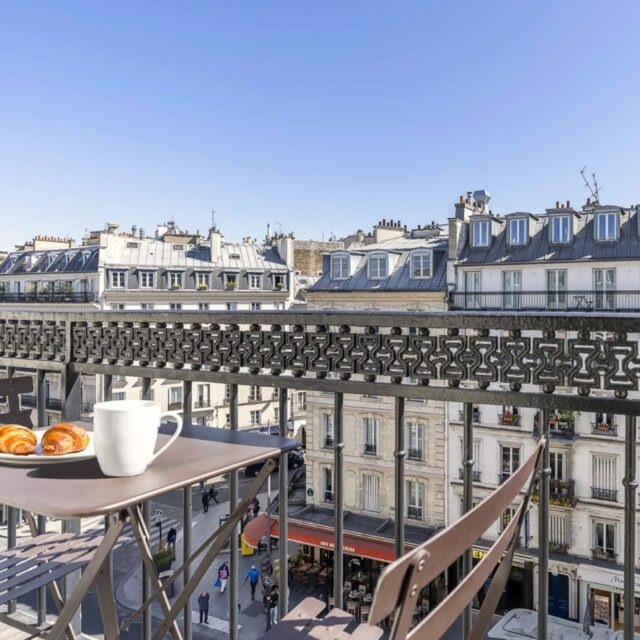 Un réveil face à Paris.

Un balcon, un café chaud, quelques viennoiseries… et la ville qui s’éveille doucement sous vos yeux.
Parce que certains matins méritent mieux qu’un simple petit-déjeuner.

Ils méritent Paris. ☕🥐✨

#Paris #HotelLife #MorningInParis